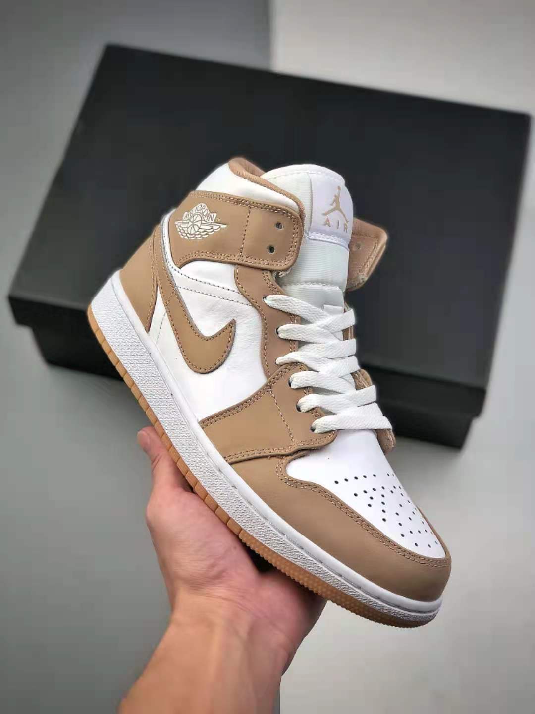 Air Jordan 1 Mid 'Tan Gum' 554724-271 | Stylish and Versatile Sneakers